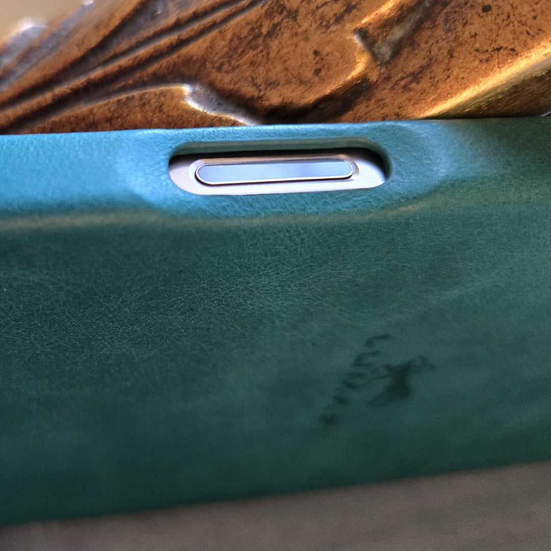 LUMAZI Pharaonic Turquoise green blue greenish bluish teal leather iPhone cover camera control